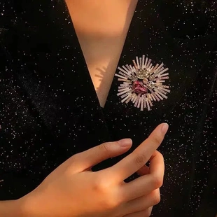 轻奢花火胸针高级感小众高端高档复古胸花别针服饰配件衣饰配饰女