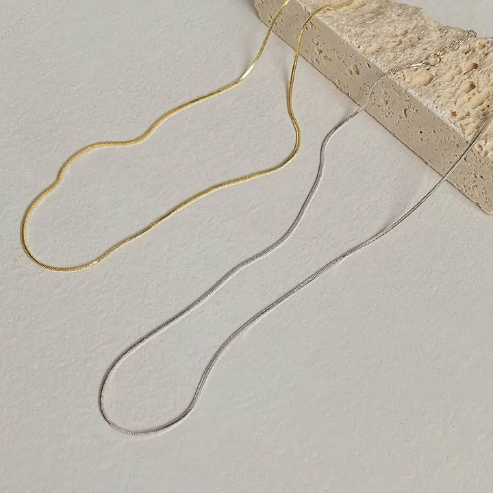 轻奢简约极细素链蛇骨项链女款小众设计配饰锁骨链高级感装饰颈链