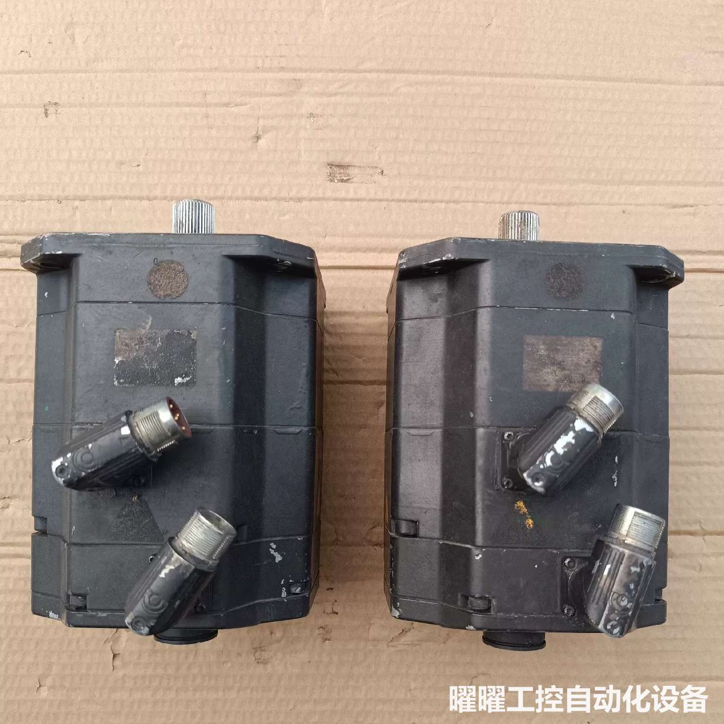 库卡伺服电机两台，标签掉了不知道什么型号，13.5公斤左右一