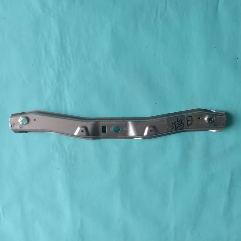 鸿日S1御虎电动汽车轿车前防撞梁上梁 锁块面板支架 钣金件上横梁