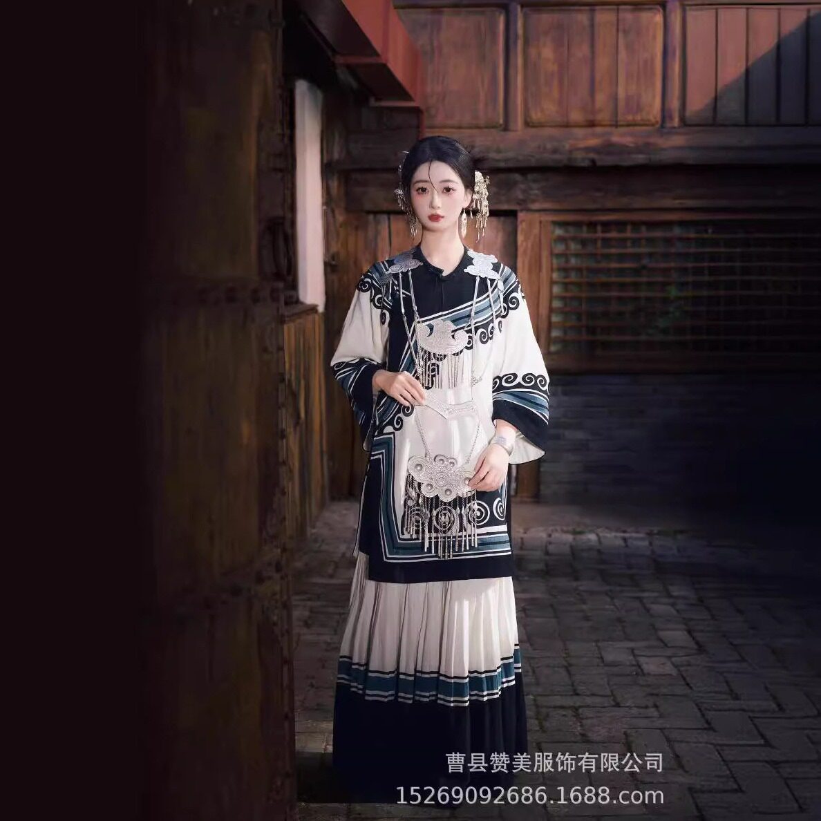 直销苗疆少女黑色彝族民族风云南少数民族服装女写真拍照影楼摄影