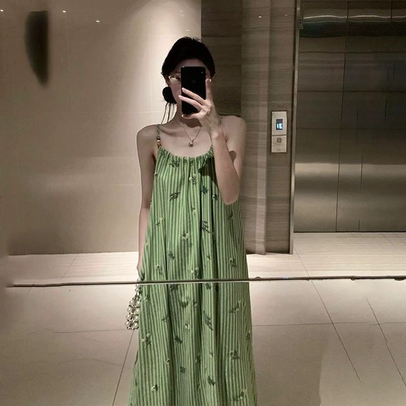 海边度假高级感绿色条纹吊带连衣裙女夏天巨好看宽松显瘦气质长裙