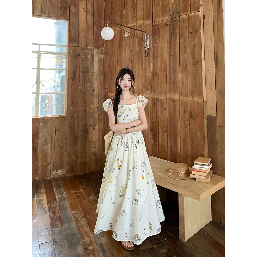小飞袖方领碎花连衣裙子女夏季2026新款海边度假茶歇法式气质长裙