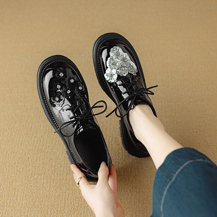 英伦风羊皮起皮厚底乐福鞋女2025新款绝美花朵系带单鞋中跟小皮鞋
