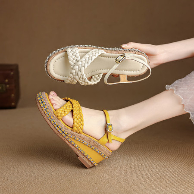 7.5cm度假风麻花编织一字带凉鞋女编坡跟时尚链条松糕厚底凉鞋