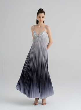 WEPRIVE V领银色渐变设计款礼服长裙蕾丝羽毛款百褶吊带裙