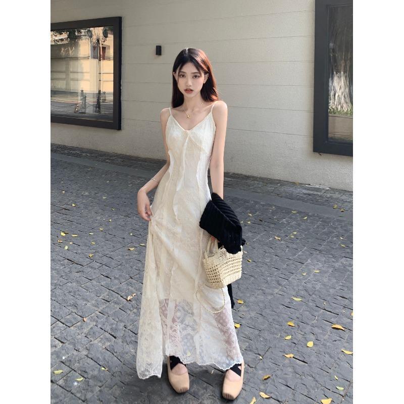 海边度假V领蕾丝吊带连衣裙女2025新款秋季桔梗法式气质仙女长裙