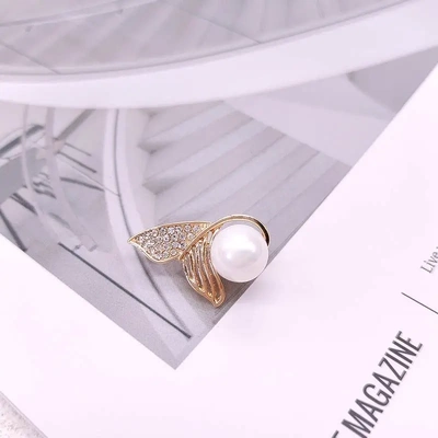 新款鱼尾珍珠胸针小众高级感压襟衣饰防走光扣镂空胸花女别针批货