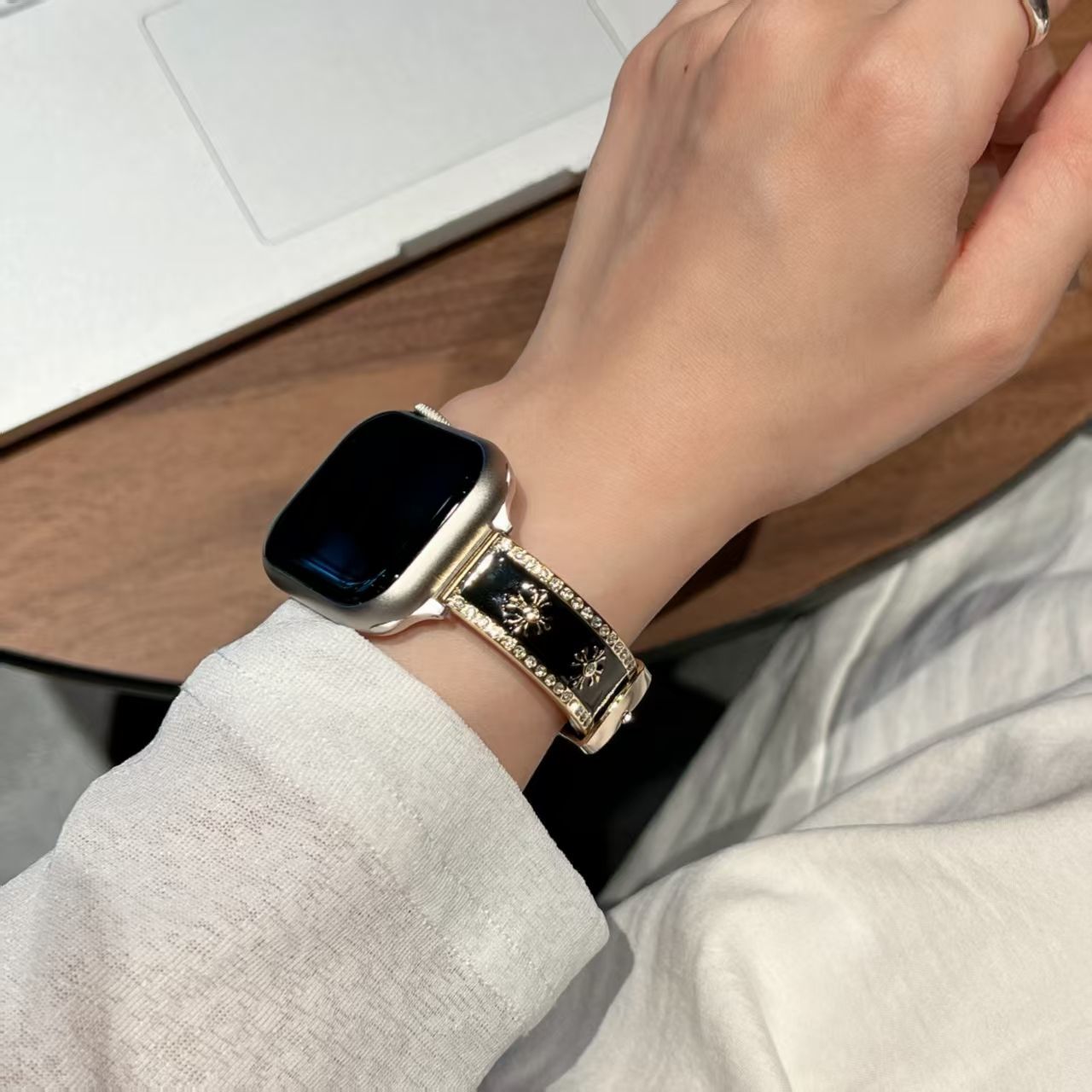 适用苹果s11百搭闪钻十字弯片手镯s10腕带apple watchS9女生表带
