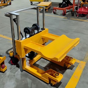 轻型手动圆形卷料升高搬运车液压卷膜堆高车V型板筒纸上料工位车