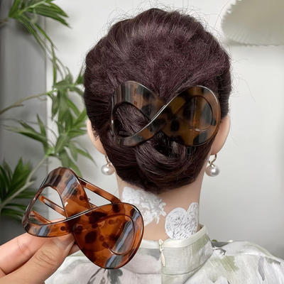 复古8字形扁平大号抓夹盘发