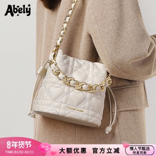 Abely阿贝莉新款女包菱格链条斜挎包白色水桶包真皮高级感单肩包