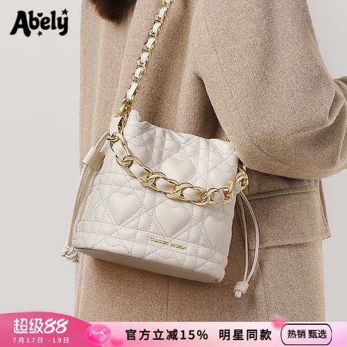 Abely新款2026女包斜挎包水桶包