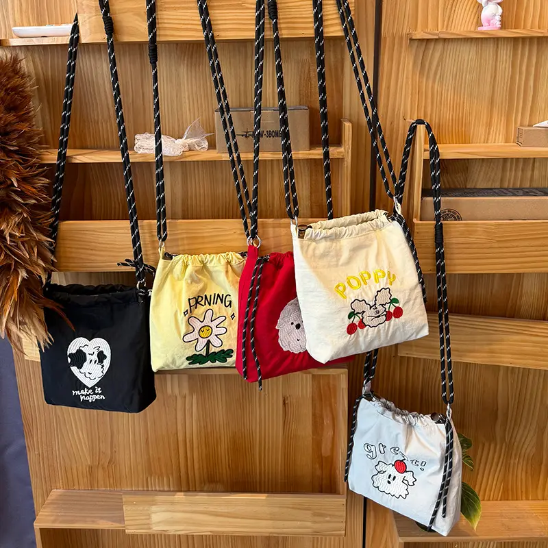 2025春夏新款尼龙刺绣斜挎包时尚百搭帆布单肩小包简约手机包