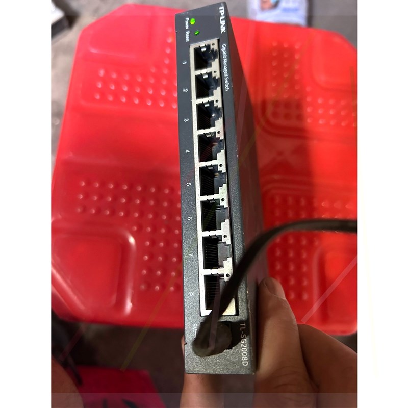 TP-LINK SG2008D全千兆8口交换机,通电如图,不