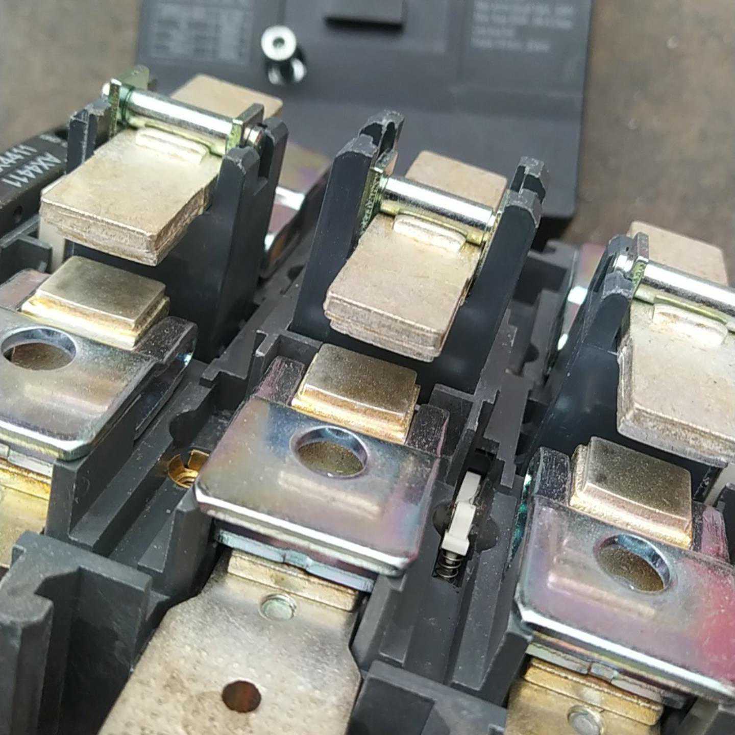 AB伺服电机1台，型号1326AS-B360Z-21，功【落红设备】