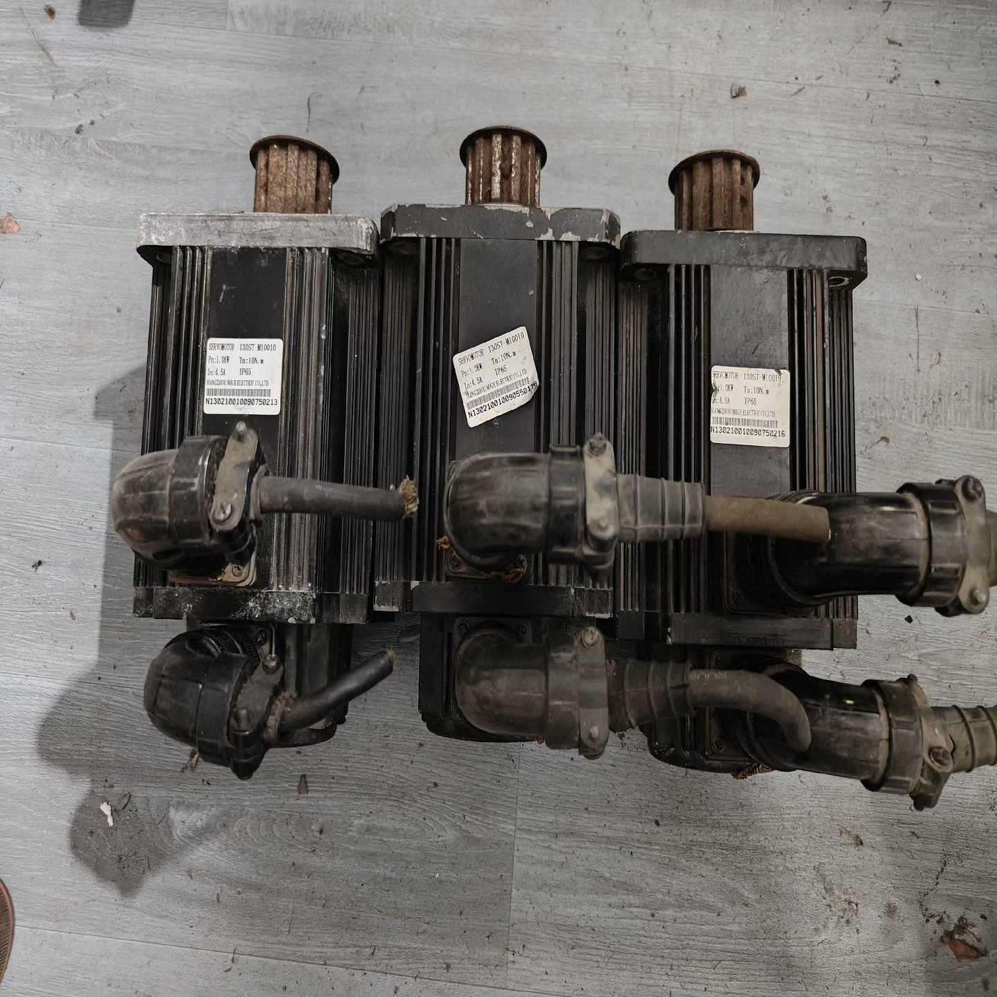 芝山伺服电机130ST-M10010现货