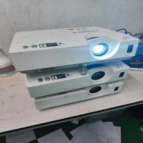 日立340X高清投影仪机，自带高清接口HDMI，灯时短，现低--议价商