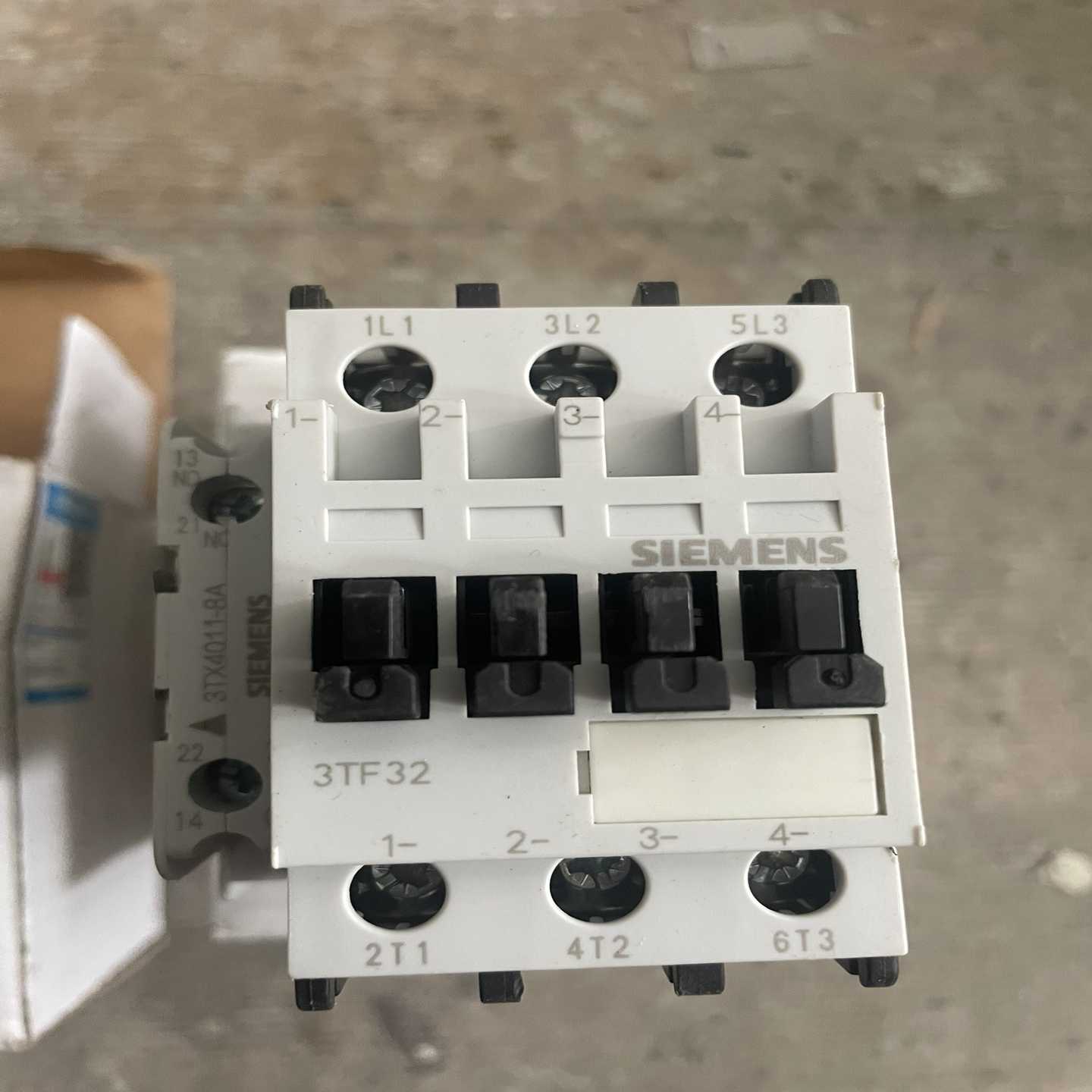 西门子交流接触器3TF32，型号3TF3211-0X，线圈