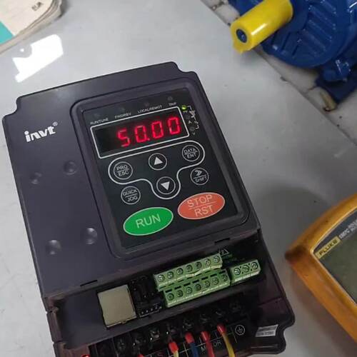 溢价-英威腾变频器1.5KWCHE1001R5G4成色如图