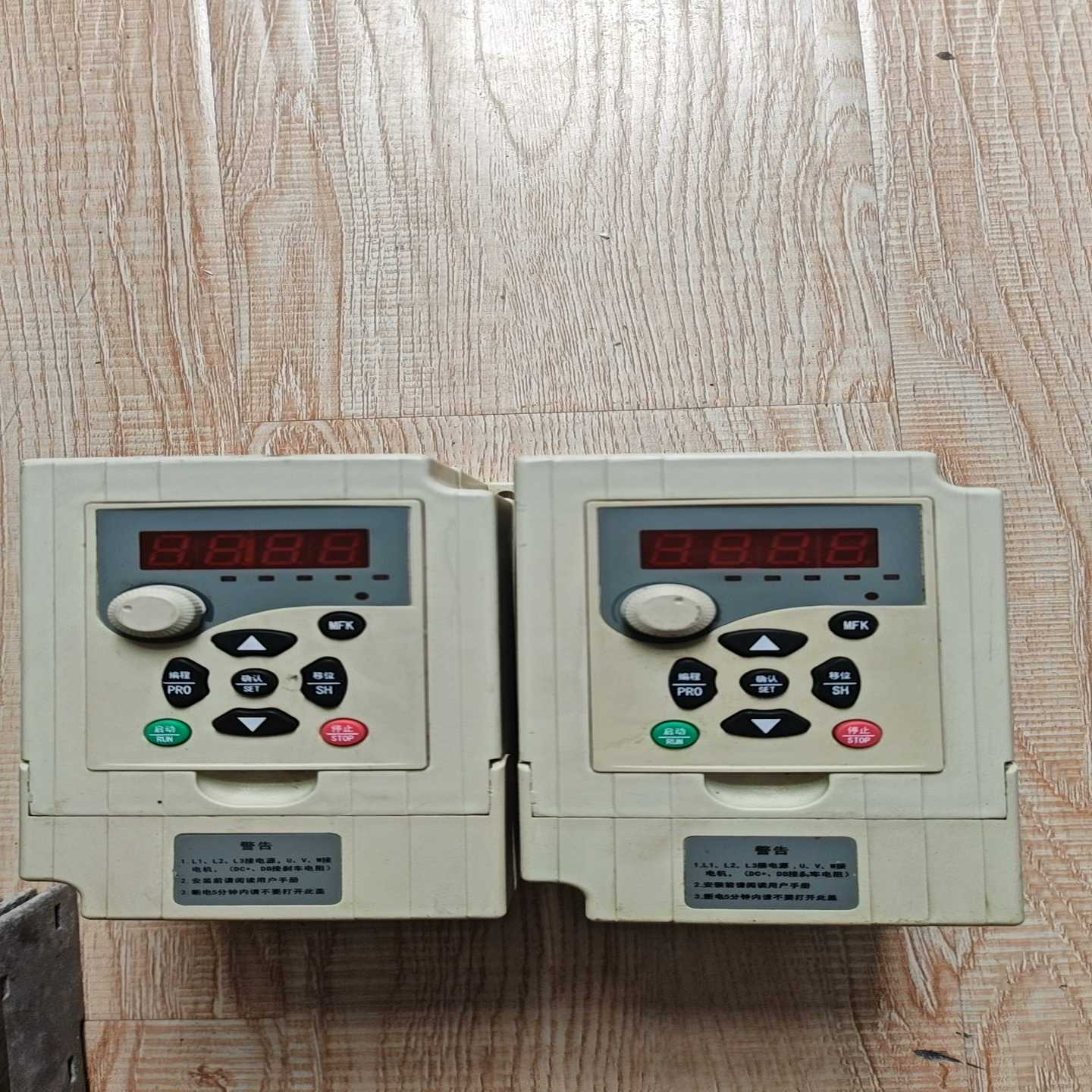 变频器D1M-1.5T4-1A1.5KW380V件