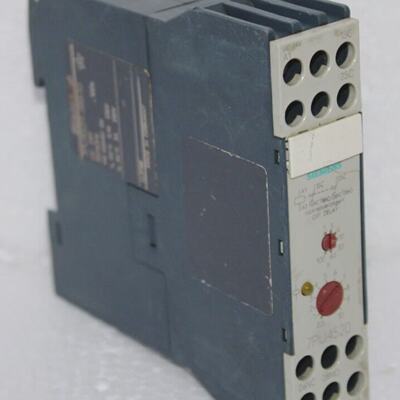 Siemens 7PU45202BB30 TIME RELAY SOLIDSTATE