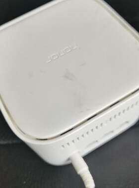 荣耀无线路由器，型号CD17，1200Mbps，边缘路由。成 色还可以，