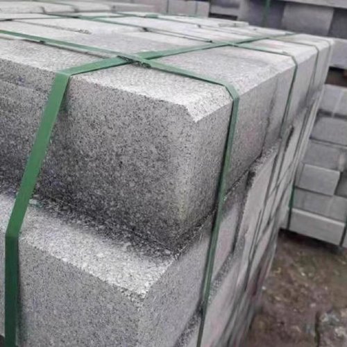 天然花岗岩芝麻黑白灰黄锈石荔枝面火烧板地铺干挂石材路沿平侧石