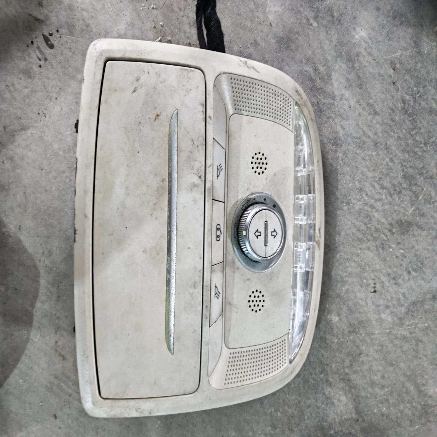 北汽EU7天窗开关，原厂拆车件，功能正常。外观有使用痕迹，内--