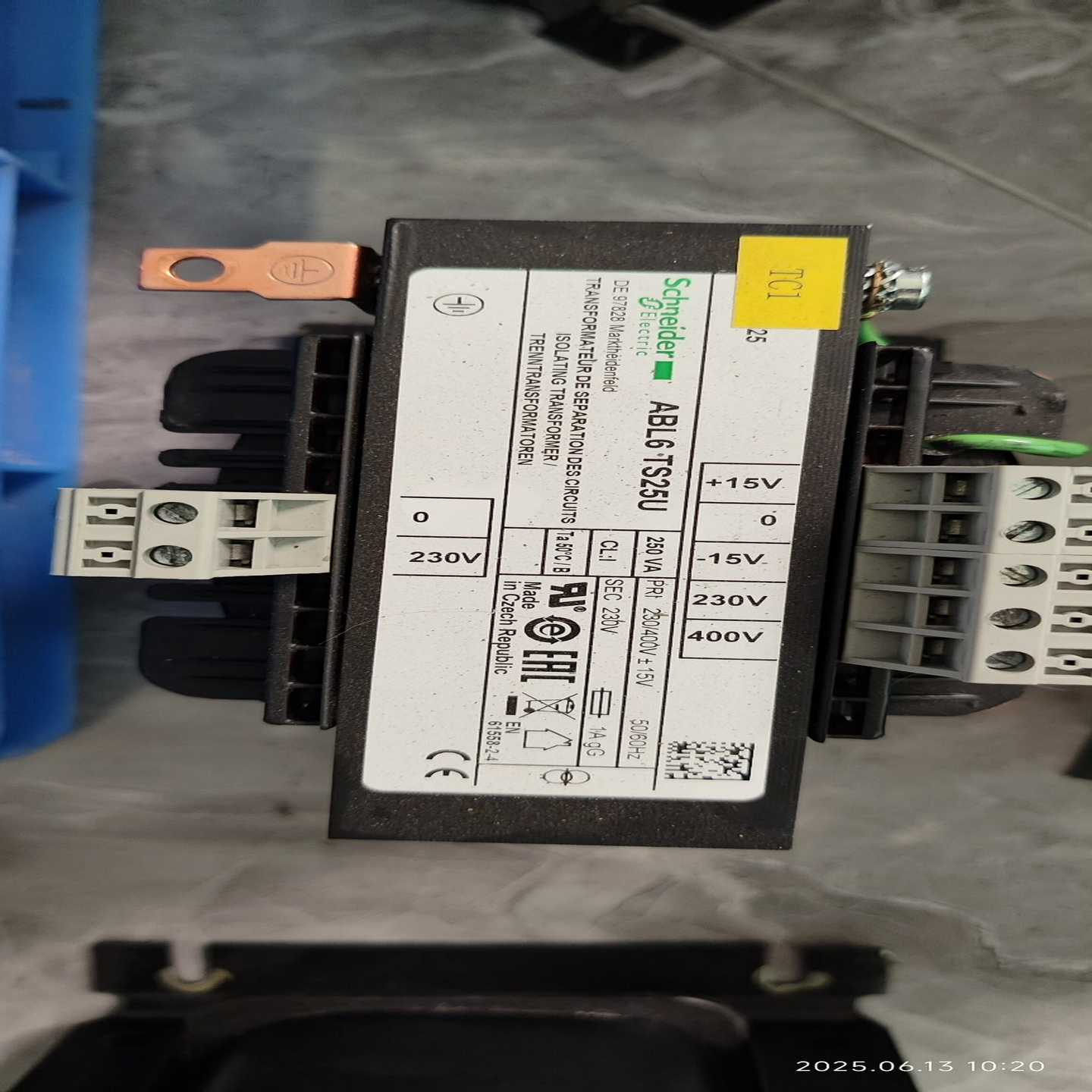 施耐德隔离变压器ABL6TS25U,装机未使用,图片实拍。--议价商品