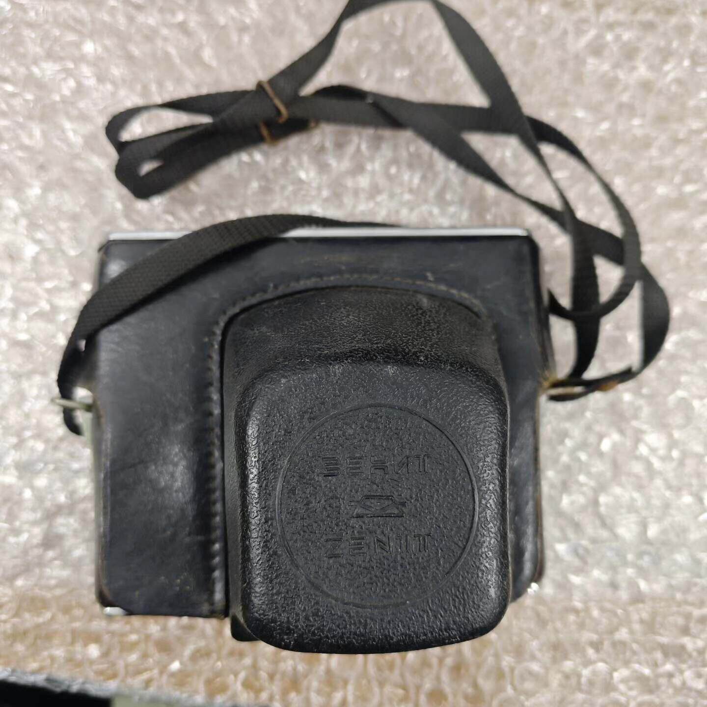 泽尼特12XP单反相机,机身干净整洁。带原装皮套,蓝色内里,--议