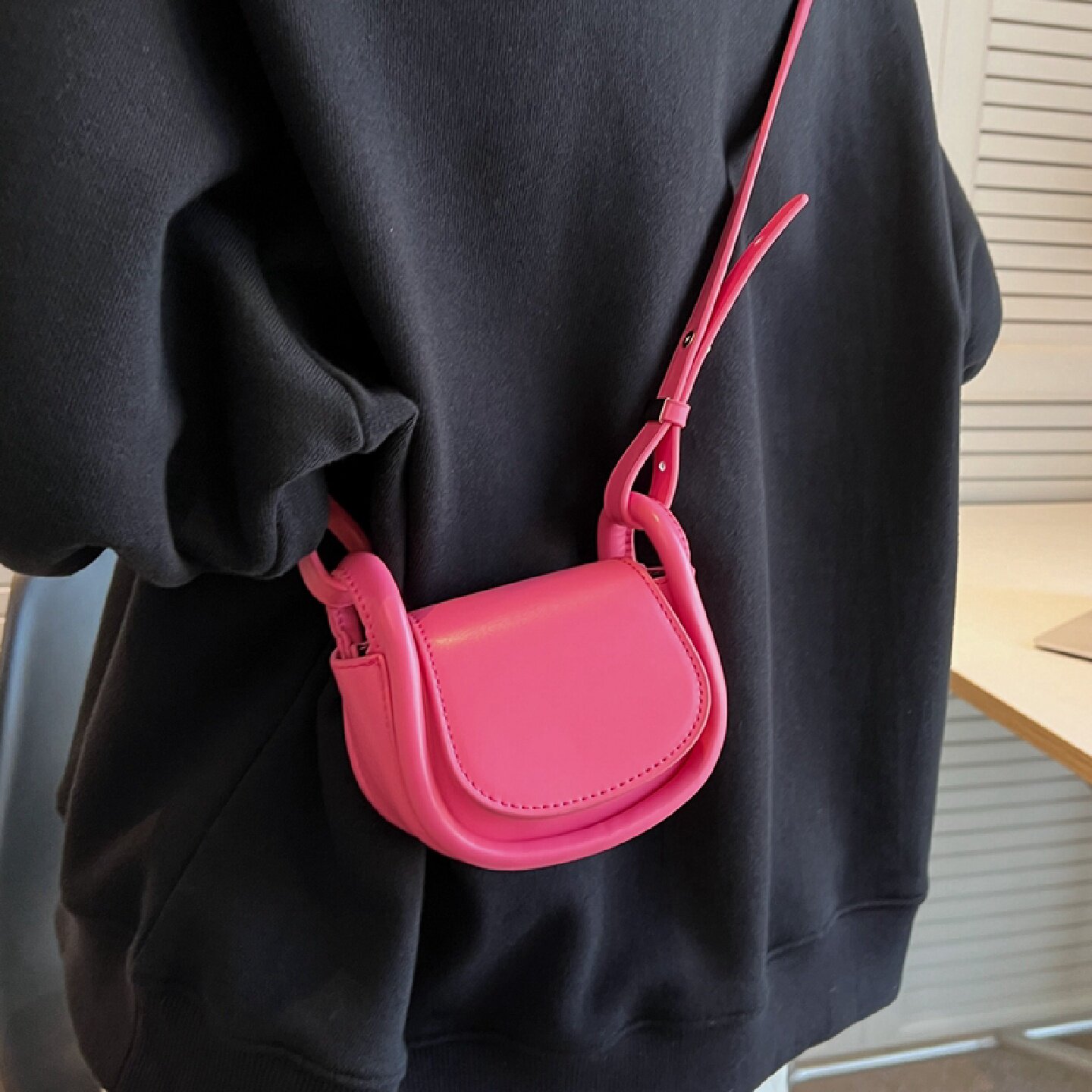 夏季迷你小包包女2025新款潮马鞍斜挎耳机包高级感小众设计口红包