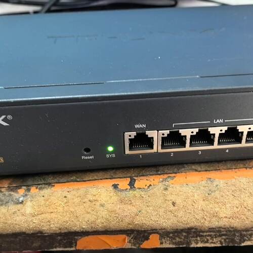 TP千兆企些VPN路由器，型号TL一R476G，成色可以，拆 机，送耳朵