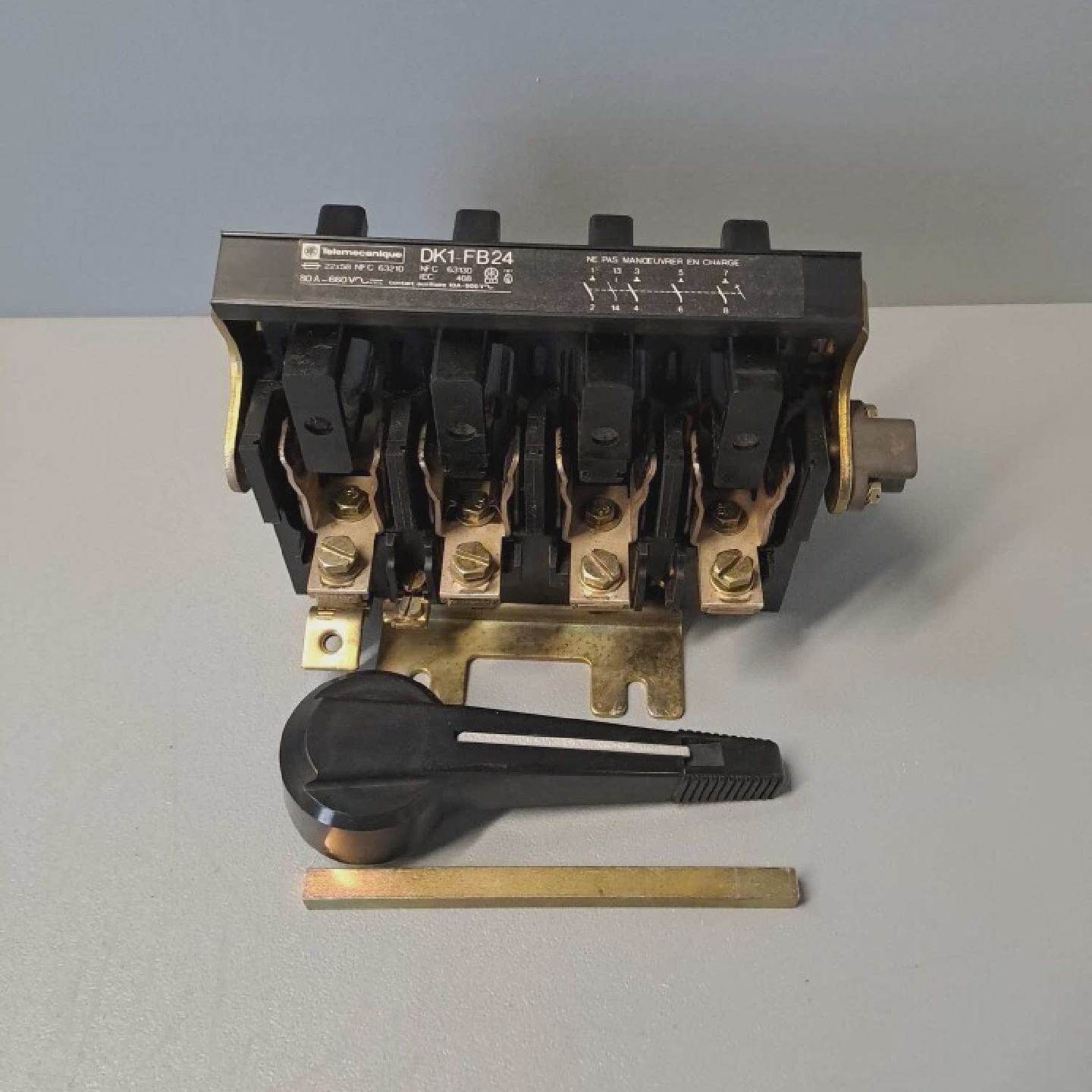 DK1FB24  TELEMECANIQUE  DK1FB24 Interrupteur de dconnexion U - 实物图