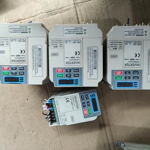 询》JSCC精研变频器B0750.75KW功率三个