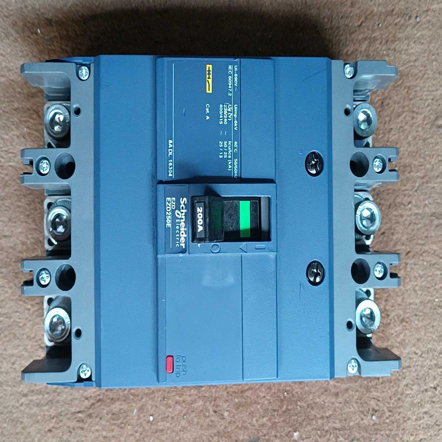 施耐德EZD3p200A，塑壳断路器，精品拆机，成色如图，标