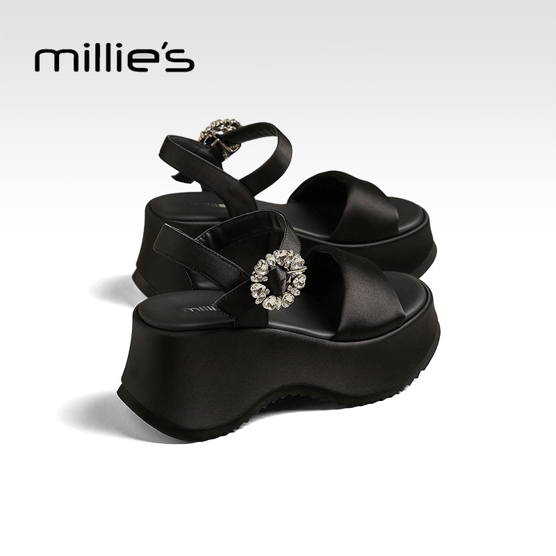 MILLIE'S/妙丽2026夏季新款黑色水钻厚底松糕坡跟休闲露趾凉鞋女