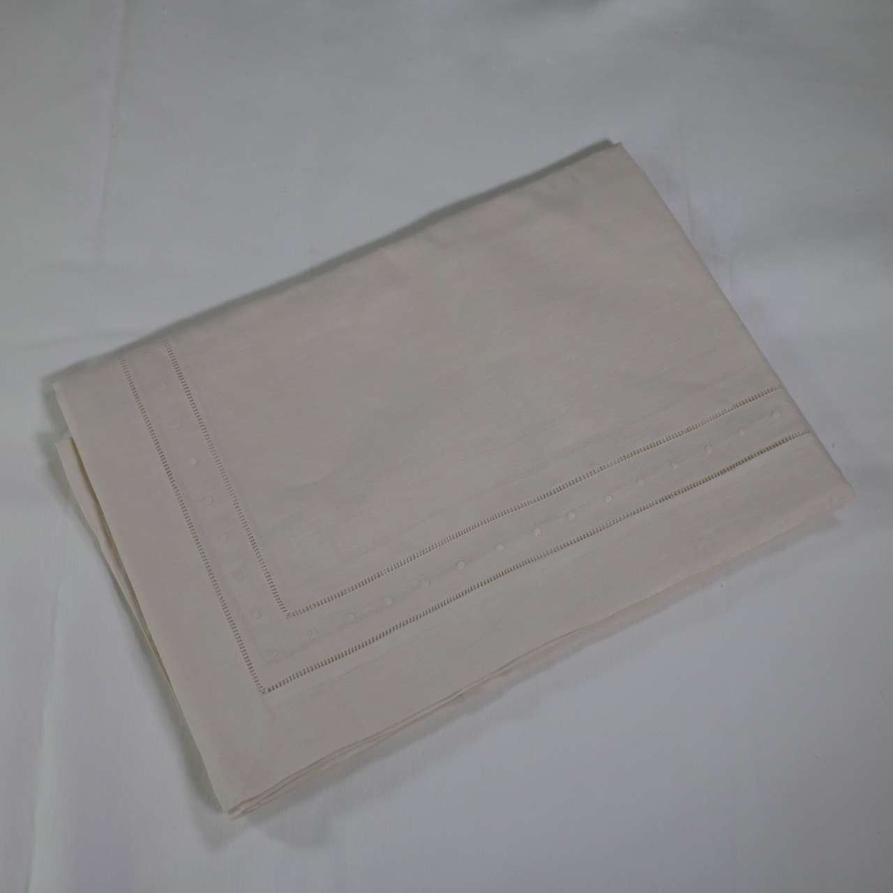 TC009 Hemstitched Tablecloth67“x67