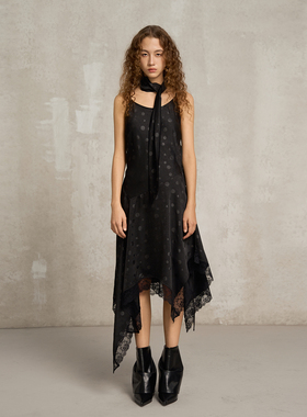 SoloForTwo 解构工艺质感连衣裙 黑色收腰蕾丝设计感不规则吊带裙