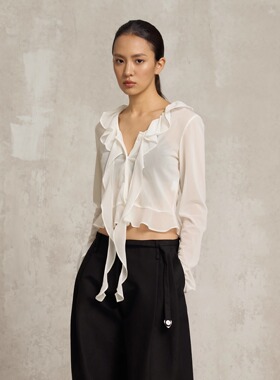 SoloForTwo 轻盈花边衬衫 微透木耳边抽褶花瓣领上衣短款修身衬衣