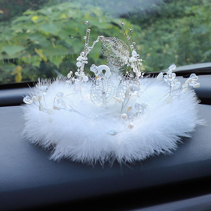 车载摆件创意高档天鹅汽车内中控台网红女神款装饰香薰摆件用品