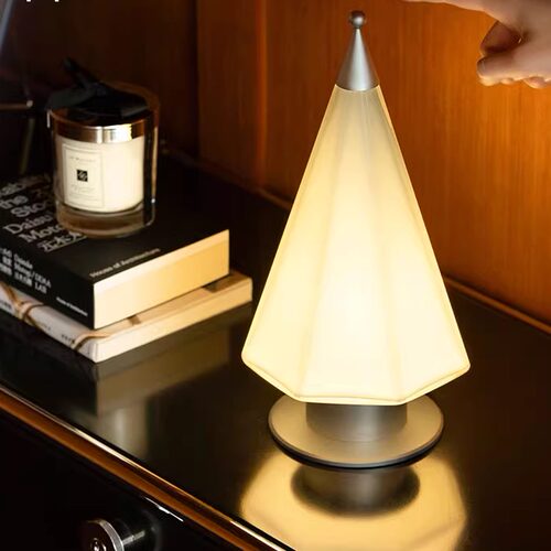 设计师款包豪斯奶油风触摸台灯