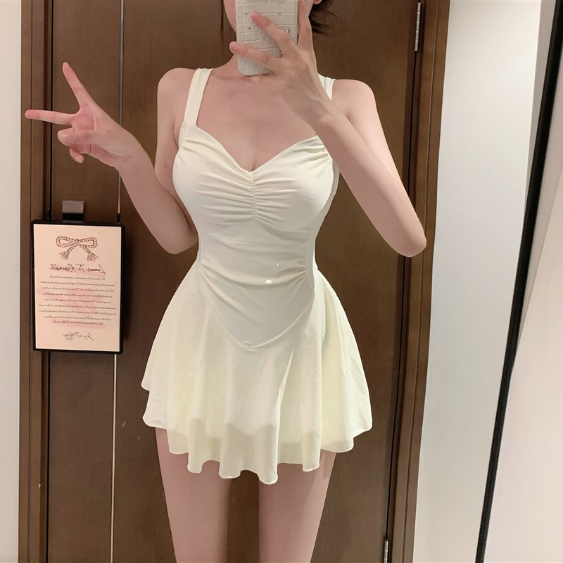 泳衣女款高级感连体裙式平角收腰显瘦小胸聚拢保守少女度假泡温泉