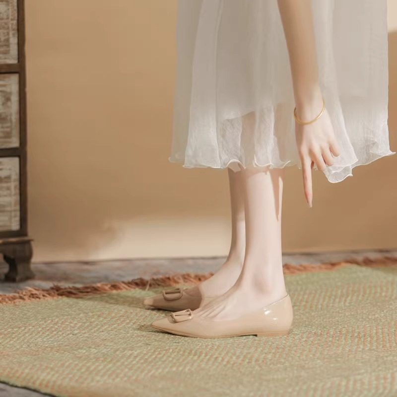 少女风名媛平底鞋2024年新款裸色漆皮V扣尖头单鞋女浅口气质宴会