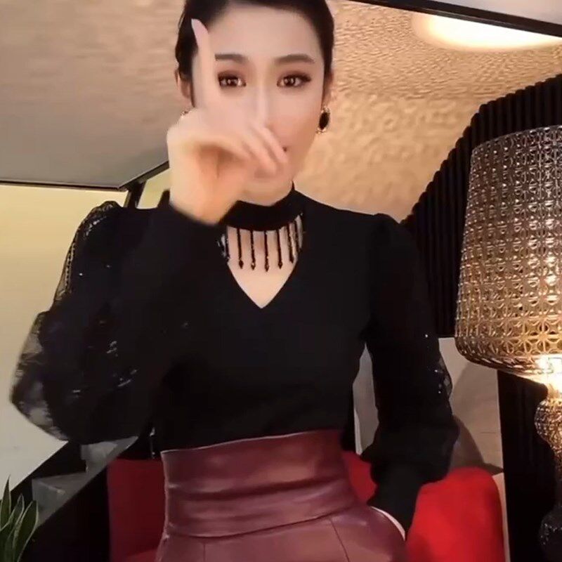 设计感时尚亮片拼接长袖T恤女春新款小众流苏吊坠挂脖磨毛打底衫