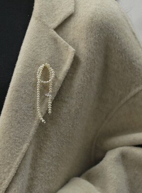 《飘》珍珠胸针别针女士胸花设计感小众潮配饰扣针精致刺马针