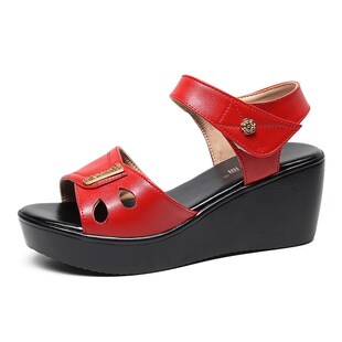 坡跟妈妈凉鞋软底防滑中跟大码镂空女鞋防水台松糕中老年凉皮鞋女