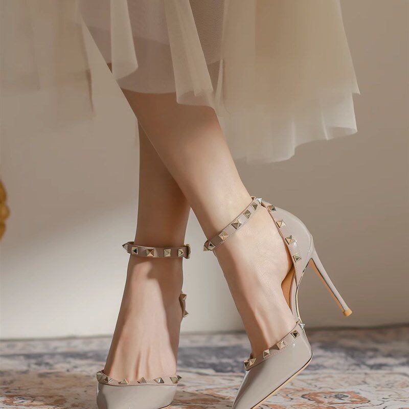 铆钉高跟鞋女细跟2024年新w款裸色中空尖头小个子一字扣带包头凉