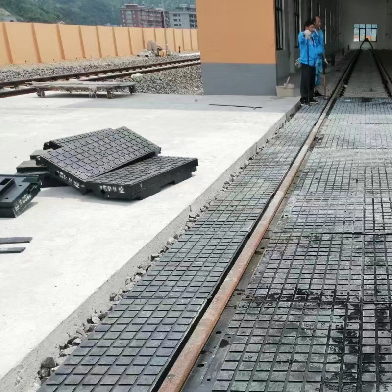铁路橡胶道口板 公路停车场减速板防震性好防滑防湿橡胶道口板