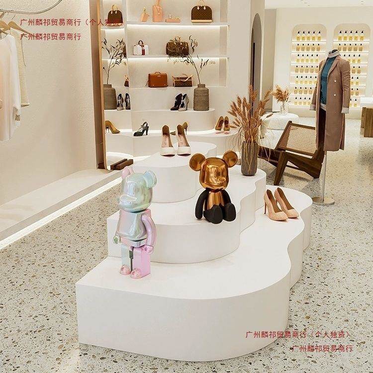 鲜店中WYJ岛展示服装店中岛花台台鞋子包包圆形地异台形装饰摆台